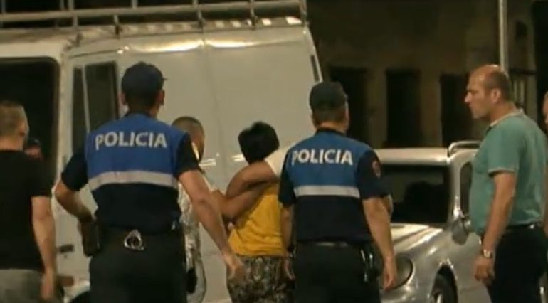 “HAPU TË SHOH DJALIN”/ Momenti prekës kur familjarët shkojnë tek viktima e atentatit në Tiranë