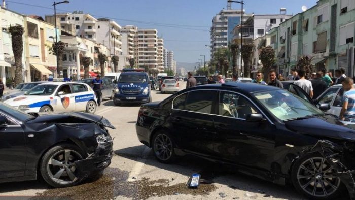 2 AKSIDENTE NË VLORË/ Një makinë përmbyset në rrugë, një tjetër përplas rëndë… (VIDEO)