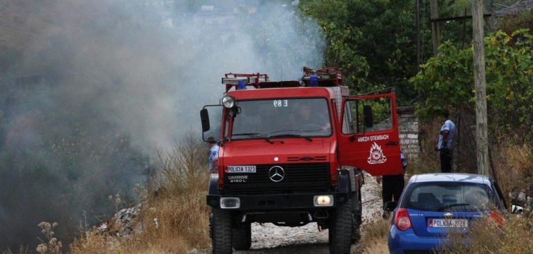 ZJARR MASIV NË FUSHË KRUJË/ Vatra pranë fabrikës së çimentos