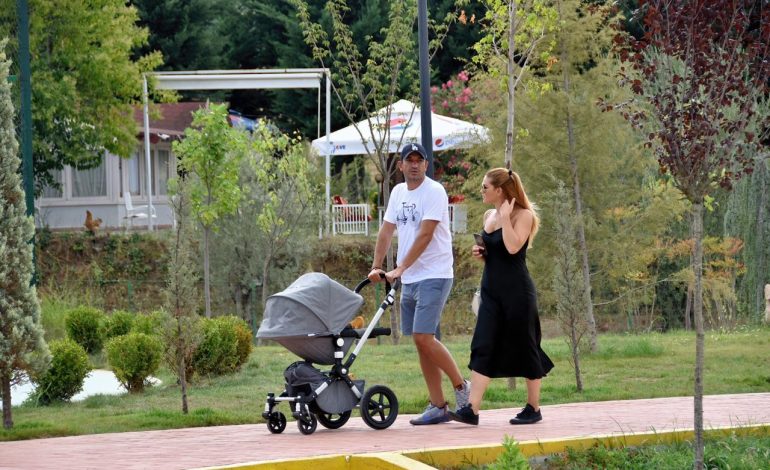 “MJAFT I QESHUR DHE ME VESHJE SPORTIVE”/ Erion Veliaj dhe Ajola fotografohen nga Parku i Liqenit duke shëtitur Kajanin