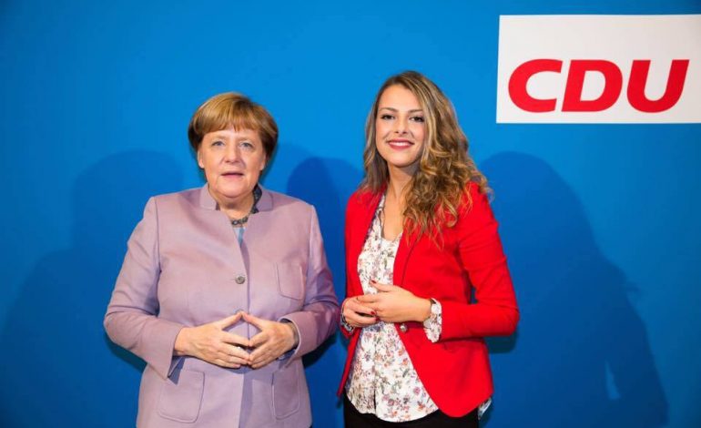 RRITUR DHE LINDUR NË GJERMANI/ Njihuni me shqiptaren e fuqishme krah kancelares Merkel