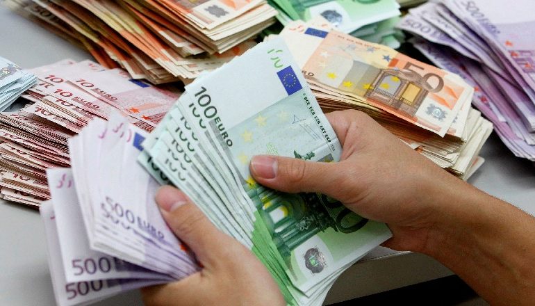 KËMBIMI VALUTOR/ Dollari dhe euro forcojnë pozitat