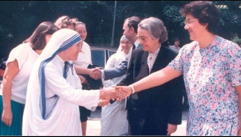 “KU E KA VARRIN JUSTINA SHKUPI?” Vizita e parë e Nënë Terezës në Shqipëri