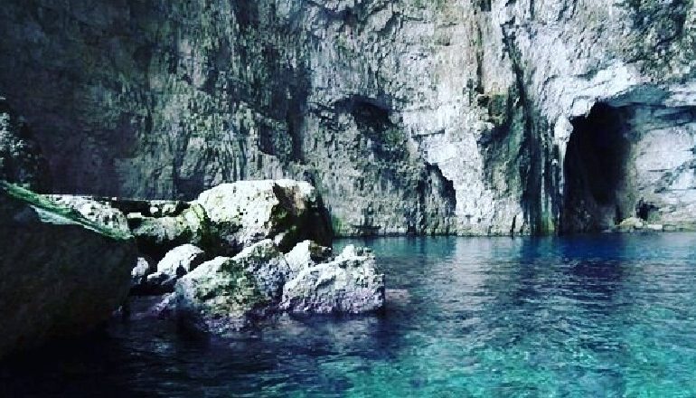 NDODH NË VLORË/ Anija përplaset me shkëmbinjtë dhe fundoset në shpellën e Haxhi Alisë, shpëtohen 4 shqiptarët
