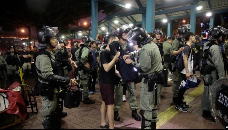 TRAZIRA NË HONG KONG/ Protestuesit bllokojnë rrugët pranë aeroportit