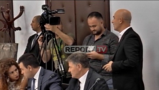 “MUND TË NDËRHYJË SI QYTETAR I THJESHTË”/ Deputeti i PD-s kërkon të replikojë nga dera e komisionit/ Ahmetaj ndërpret mbledhjen (VIDEO)