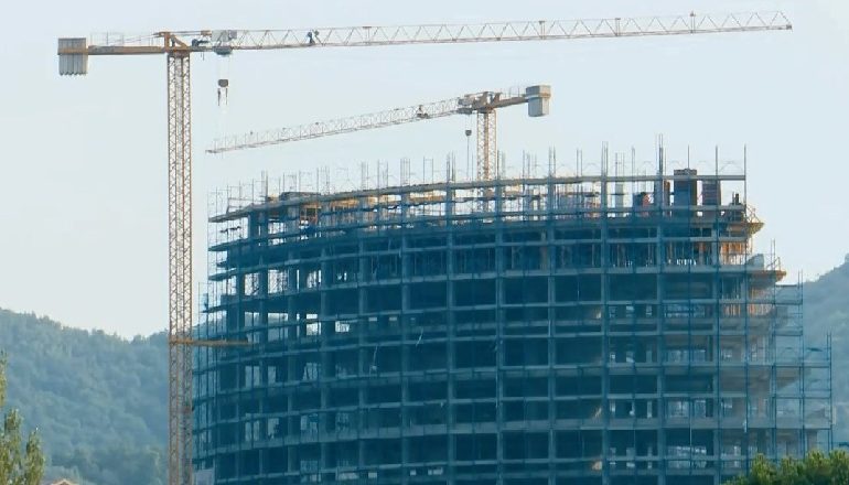 ANTI-INFORMALITETI/ Mbyllen kantiet e pallatit shumëkatësh në Tiranë, Denaj: Në shtator në sitë firmat e ndërtimit