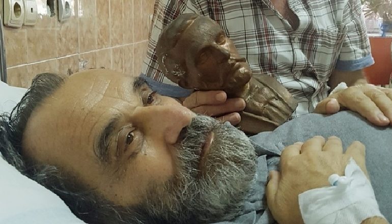 “ME BUSTIN E NAIM FRASHËRIT TE KOKA”/ Akademiku Moikom Zeqo prej pesë javësh në spital (FOTO)