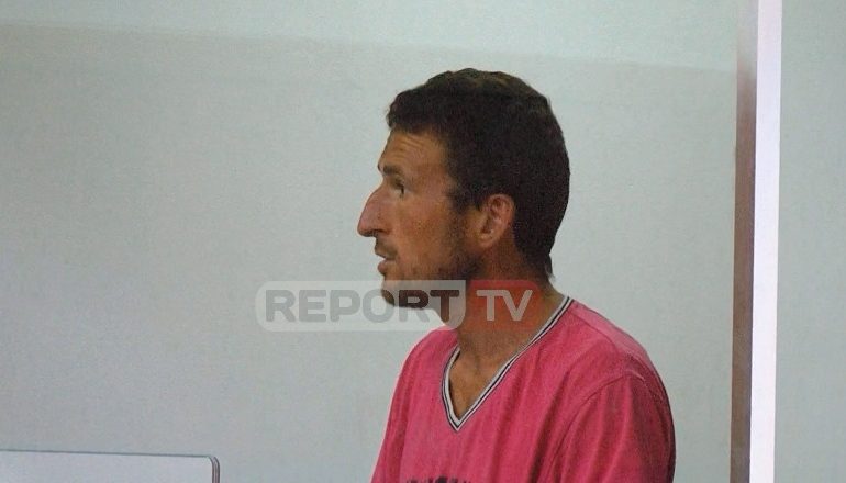 VRAU BABAIN ME SËPATË/ I vetëm, me duart e mbledhura dhe pa shenja pendese, del para trupës gjykuese djali vrasës