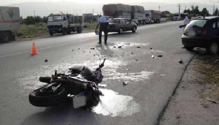 PËRPLASEN NGA MAKINAT/ Plagosen dy drejtuesit e motorëve në Vlorë, njëri rëndë në spital