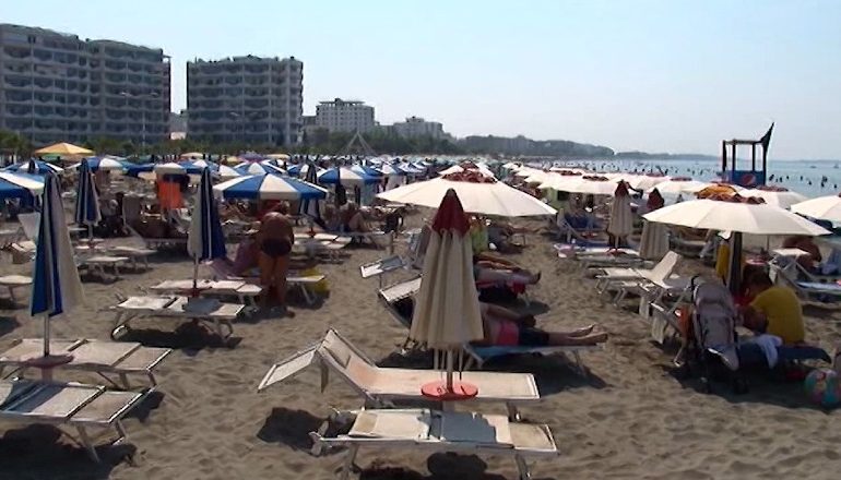 VIJON PLAZHI NË SHËNGJIN/ Operatorët turistikë: Fluksi si në korrik, kemi ende prenotime