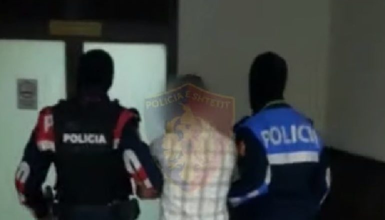 TENTOI TË VRASË PRONARIN E NJË KLUBI NATE NË ELBASAN/ Miku i Jul Sinanaj meret i pandehur, del në gjyq