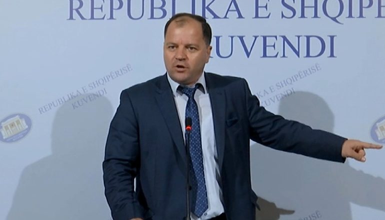 META NË KOMISIONIN HETIMOR/Lefter Maliqi e “merr në mbrojtje”: Kuvendi “show” për të deskredituar rolin e tij