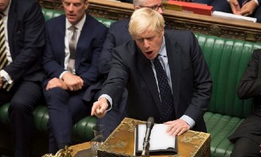 "NUK E KAM GËNJYER MBRETËRESHËN"/ Boris Johnson mohon zërat e juristëve dhe ligjvënësve