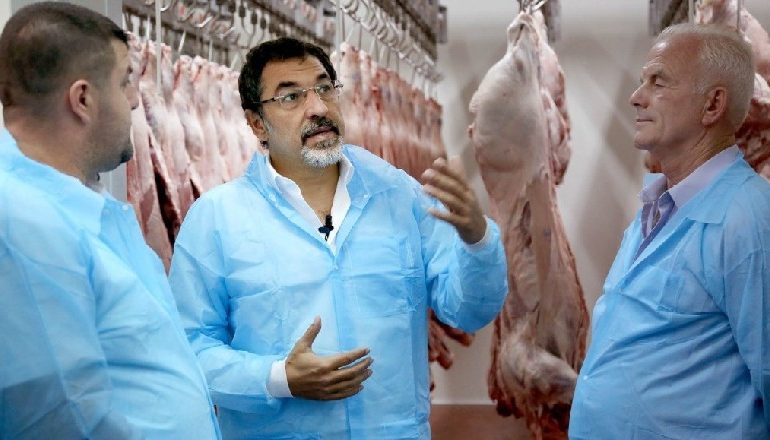“RRITJA E STANDARTEVE TË SI SIGURISË USHQIMORE”/ Çuçi: I dhamë fund batërdisë me therjen e kafshëve në rrugë