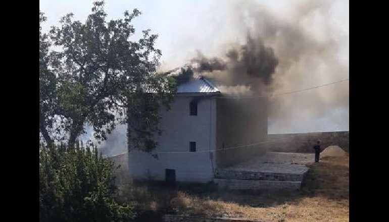 PAMJET/ Flakët përpijnë shtëpinë në Dibër, banorët thirrje për ndihmë