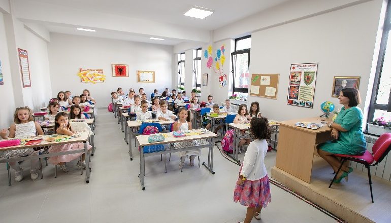 “MIRËSEVINI NXËNËS TË DASHUR!”/ 24 mijë vogëlushë ulen sot për herë të parë në bankat e shkollës