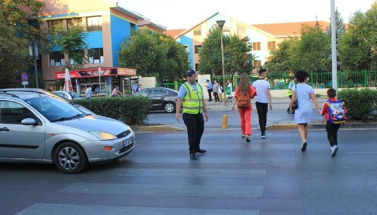DITA E PARË E SHKOLLËS PA PROBLEME/ Policia Bashkiake dhe vullnetarët ndihmojnë nxënësit