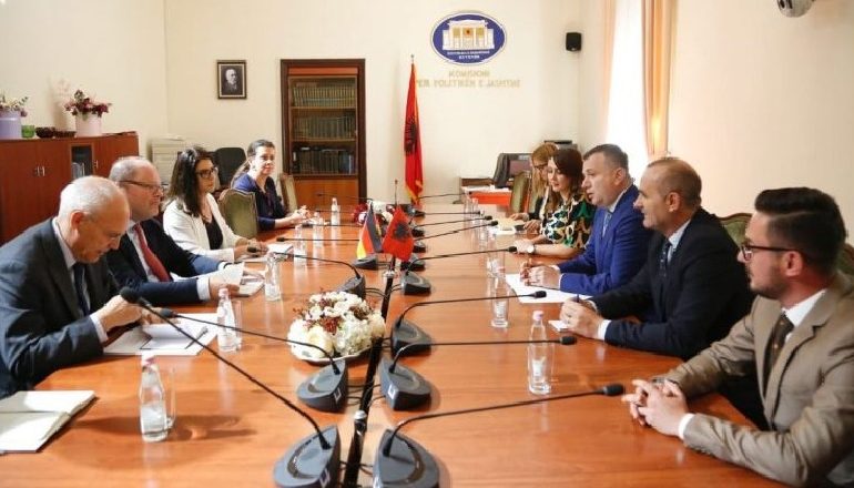 “JEMI OPTIMIST PËR VENDIM POZITIV”/ Zyrtari gjerman falenderon qeverinë shqiptare për arritjet