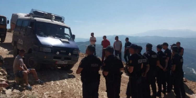 NDALEN GURORET/ Policia rrethon malin e Tomorrit