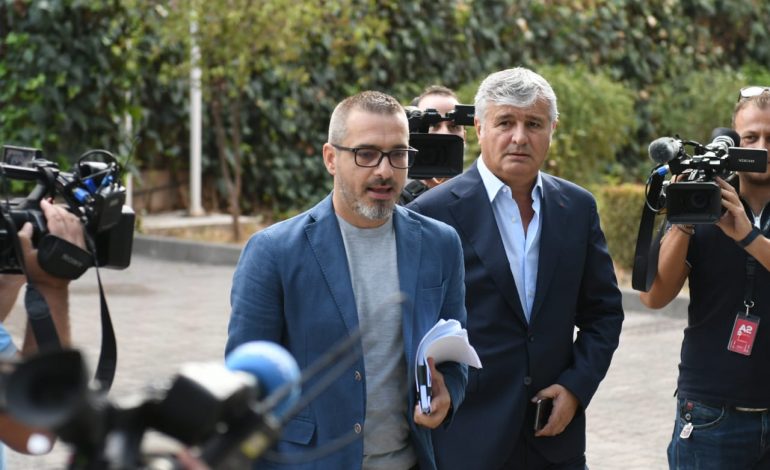 SEANCA PËR SAJMIR TAHIRIN/ Gjykata tërhiqet për vendim! Nuk do të ketë asnjë “lajm” para orës 16:00
