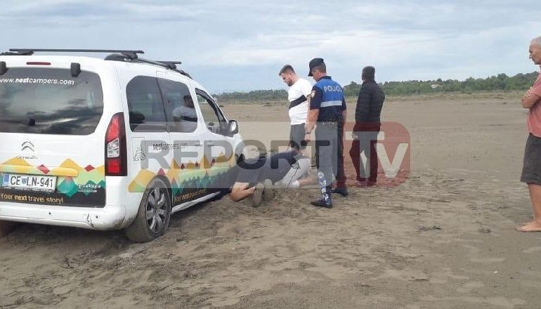 NDODH NË DIVJAKË/ U futën me makinë mes për mes plazhit, bllokohet çifti i turistëve (FOTO)