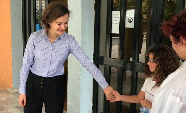 NESËR NIS MËSIMI/ Ministrja e Arsimit: Nëse bie tërmet mbuloni kokën me jastëk dhe futuni poshtë tavolinës