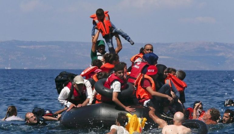 E TRISHTË/ Përmbyset barka në Detin Egje, një fëmijë dhe një i porsalindur të vdekur, 4 të humbur