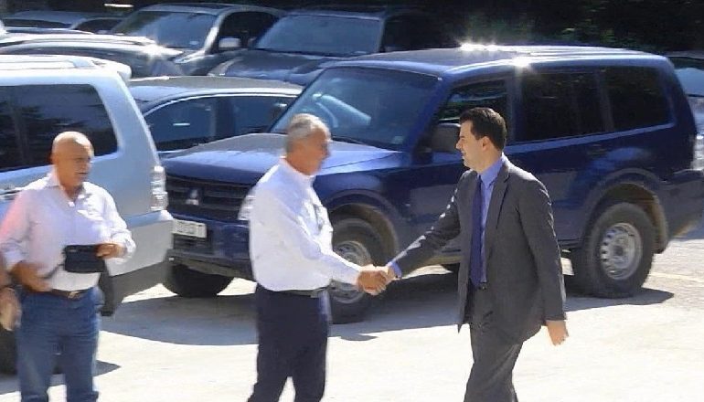 BASHA MBLEDH KRYESINË DHE ISH-DEPUTETËT/ Mister nëse do ketë protesta