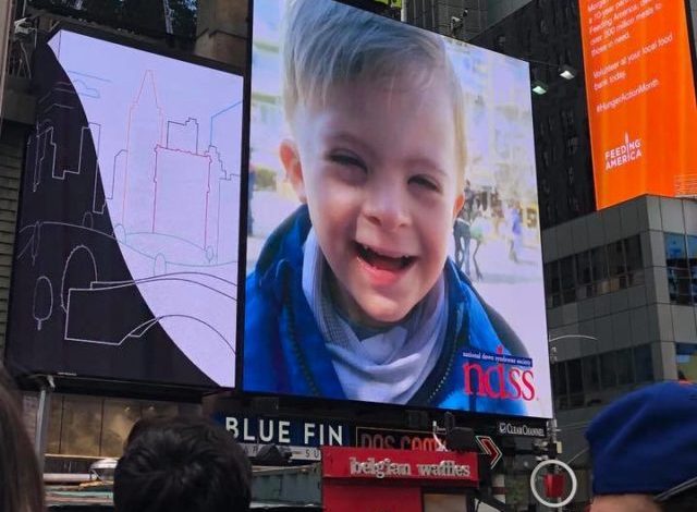 EMOCIONE TË RRALLA!/ Vogëlushi shqiptar “pushton” ekranin gjigant të “Times Square” në New York (FOTO)