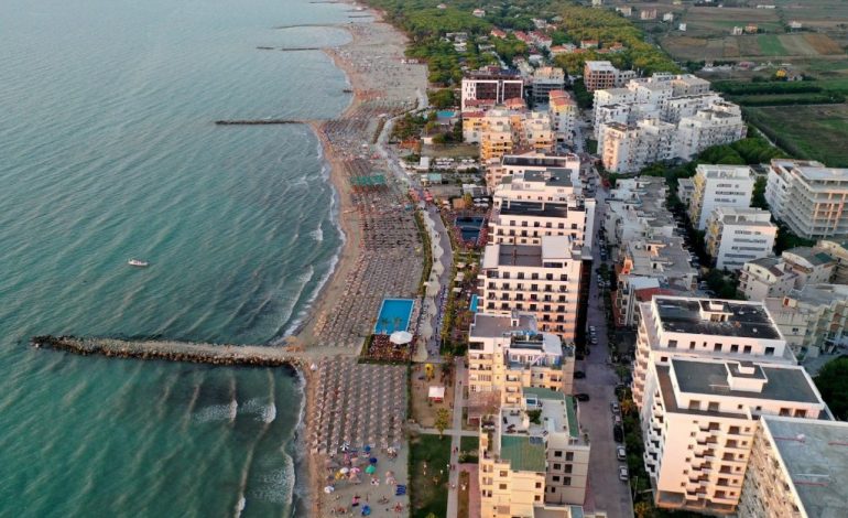PLAZH EDHE NË SHTATOR/ FOTO nga bregdeti shqiptar