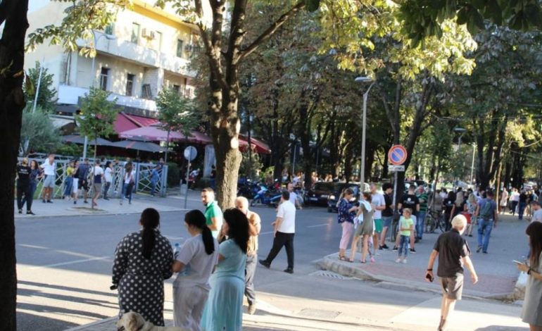 “SILLNI RROBA DHE USHQIME”/ Bashkia e Tiranës ngre një pikë ndihmash për të prekurit nga tërmeti