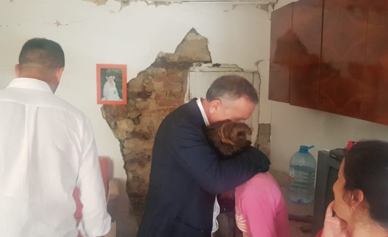 “PUSHTETI LOKAL NË KËMBË PAS TËRMETIT”/ Kryebashkiaku i Vorës, Agim Kajmaku pranë qytetarëve të dëmtuar (FOTO)