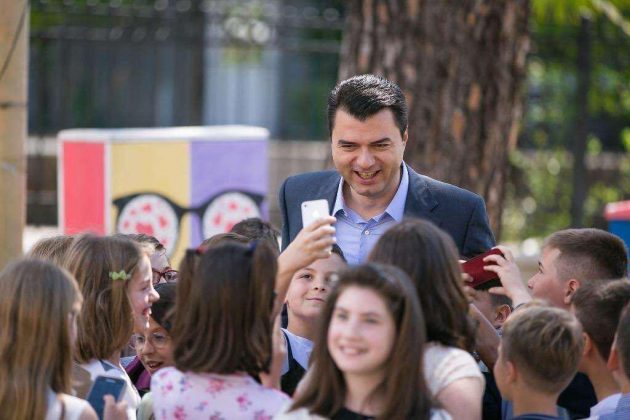 NIS MËSIMI/ Lulzim Basha propagandë politike edhe me fëmijët në ditën e parë të shkollës dhe bën paralajmërimin e rradhës