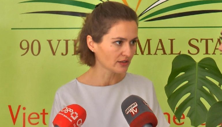 DITA E PARË E SHKOLLËS/ Ministrja e Arsimit: Reduktuam 300 klasa kolektive, 220 mijë nxënës përfituan libra falas