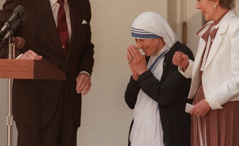 SHENJTËRIMI I NËNË TEREZËS/ SHBA përkujton GRUAN që frymëzoi botën, me foton krah presidentit Ronald Reagan