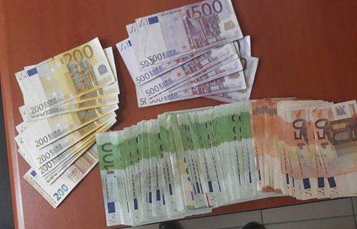 ARMË, MUNICIONE DHE 40 MIJË EURO/ E pëson pronari i lokalit në Korçë. Kishte…