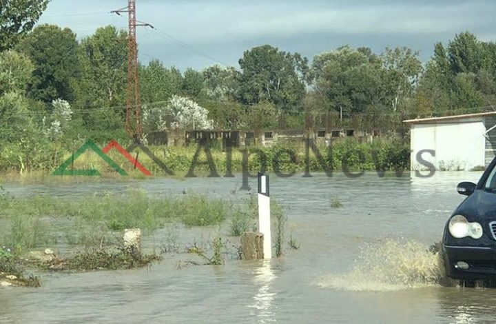 PASOJAT E MOTIT TË KEQ/ Uji mbulon tokat dhe rrugët në Fushë Krujë (FOTO)