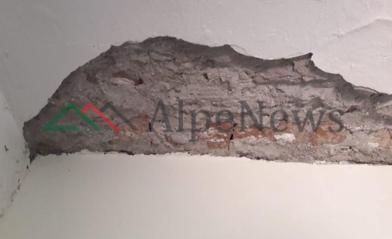 BERAT/ Një ditë pas TËRMETIT që tundi vendin, si duken banesat e dëmtuara (PAMJET)