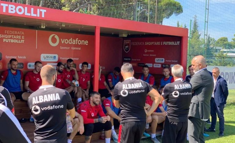 TAKIMI ME KOMBËTAREN PARA NDESHJES/ Rama poston FOTON: Kur fitojnë mbajnë radhë…