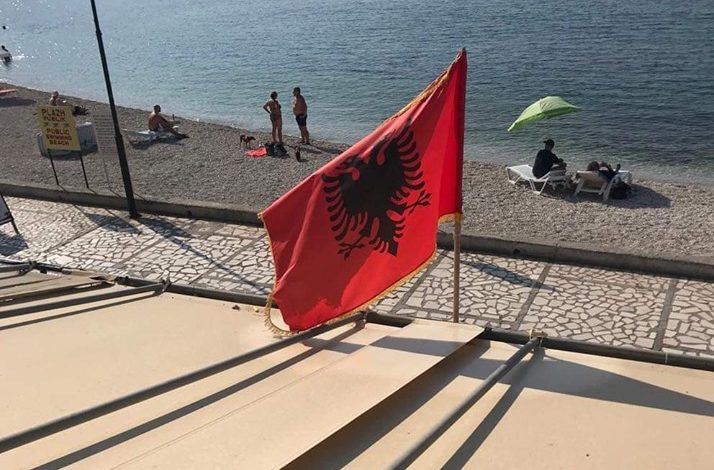 FOTO E DITËS/ Rrezet e shtatorit në Sarandë dhe flamuri shqiptar!