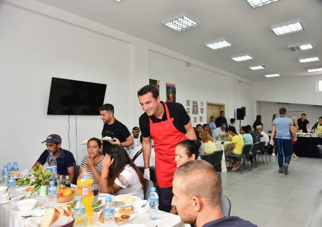 SHENJTËRIMI I “NËNË TEREZËS”/ Veliaj shtron drekë për të varfrit, thirrje kryebashkiakëve: Hapni mensa sociale