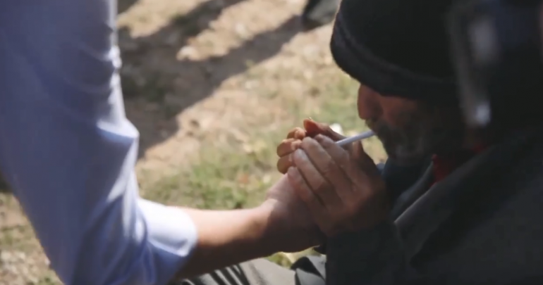 ZGJEDHJET NË KOSOVË/ Albin Kurti mbetet pa fjalë nga i moshuari, kërkon cigare dhe ia ndez (VIDEO)