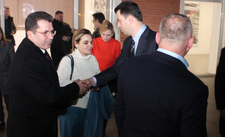 “PËRÇAHET OPOZITA”/ Aleatët kundër BASHËS dhe KRYEMADHIT: Marrëveshja të bëhet në dritën e diellit