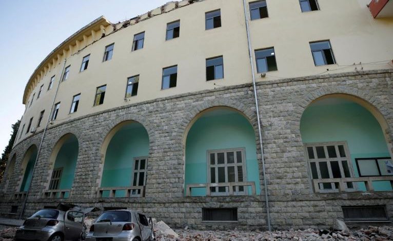 “FALEMINDERIT ZOT QË NUK ZGJATI SHUMË”/ Mediat e huaja raportojnë për tërmetet në Shqipëri (FOTO)
