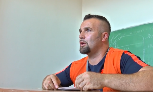 VRAU USHTARIN RUS/ Shqiptari i rikthehet shkollës pas 20 viteve