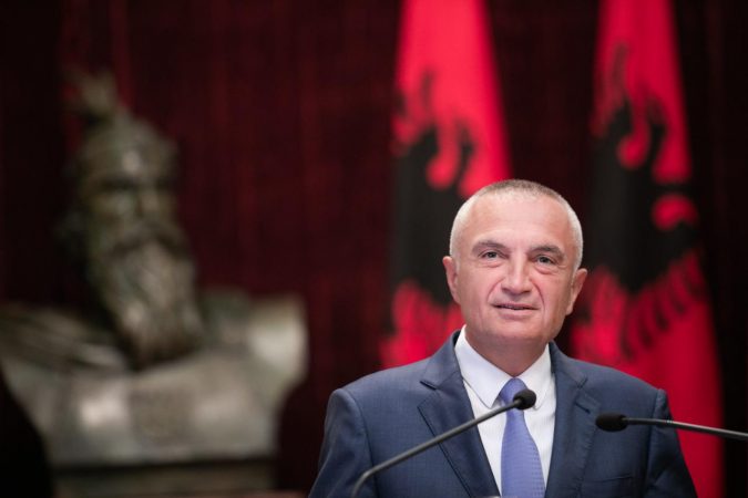 “LIGJET” RRËZOJNË SËRISH METËN/ I kthejnë dekretin për Pushtetin Vendor