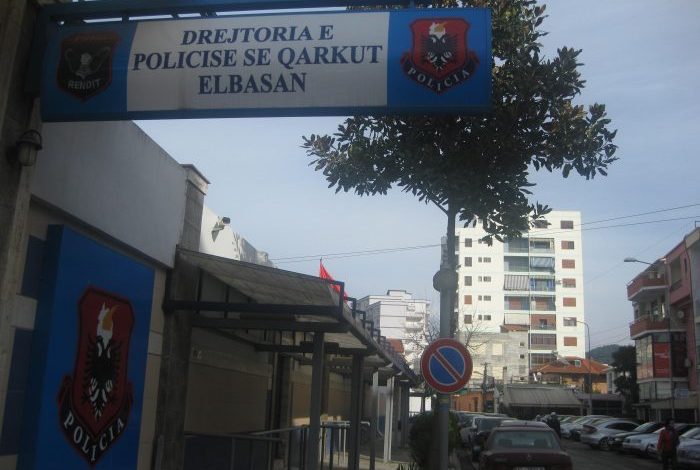 APELI/ Tenton të mbytet në lumin Shkumbin, policia shpëton të moshuarën