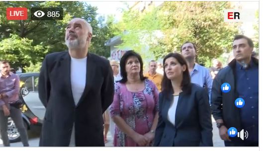 TËRMETI I FORTË/ Rama viziton familjen e prekur nga tërmeti në Tiranë: Do rindërtojmë çatinë e shembur (VIDEO)