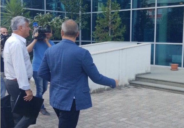 E FUNDIT/ Prokuroria kërkon 8 vite burg për Saimir Tahirin dhe ish-kryepolicin në arrati të Vlorës